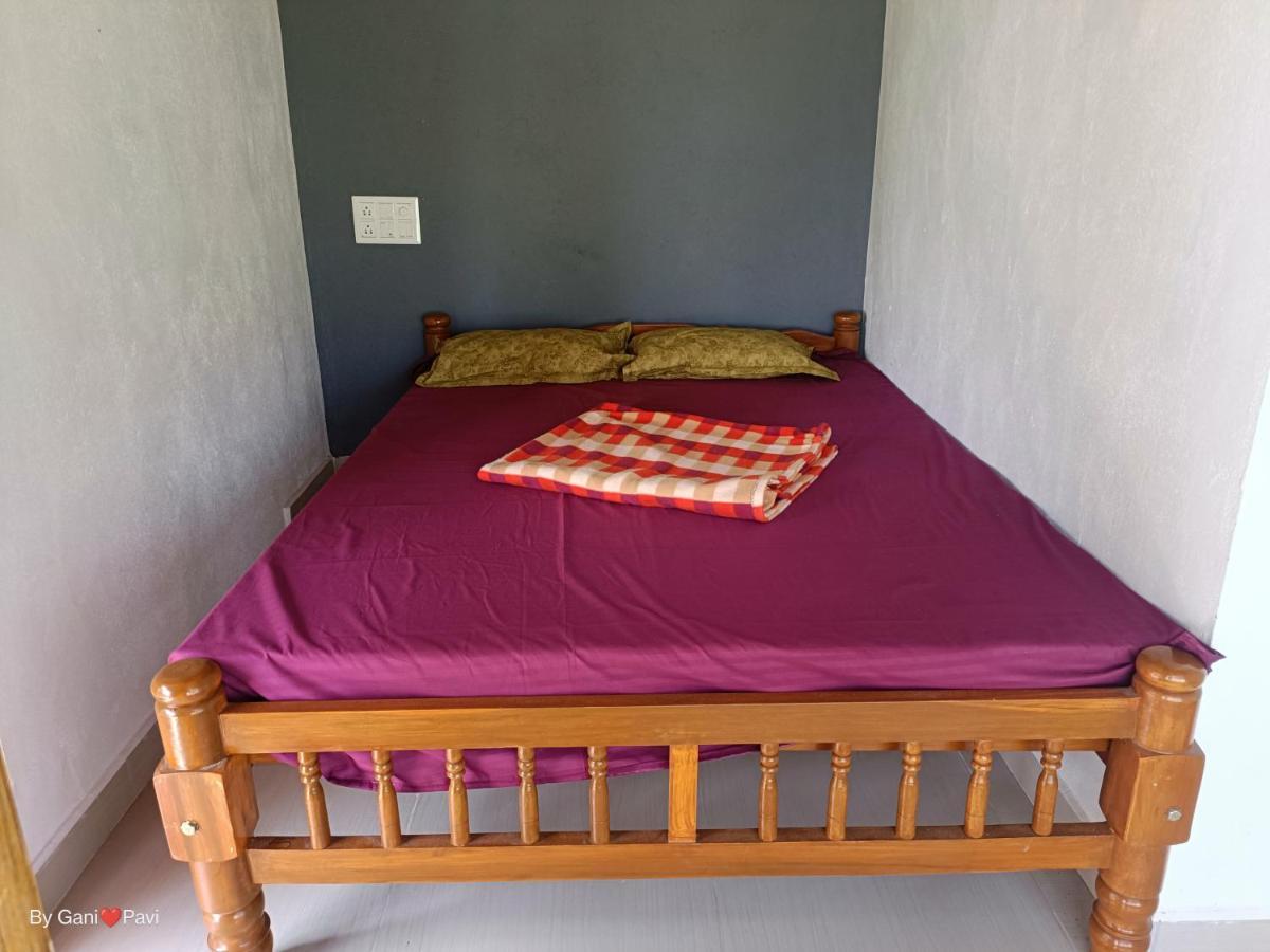 Golden Wings Cafe Hotel Гокарна Екстериор снимка